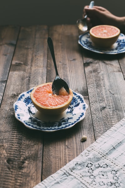 用茶匙蘸一蘸柑橘类水果